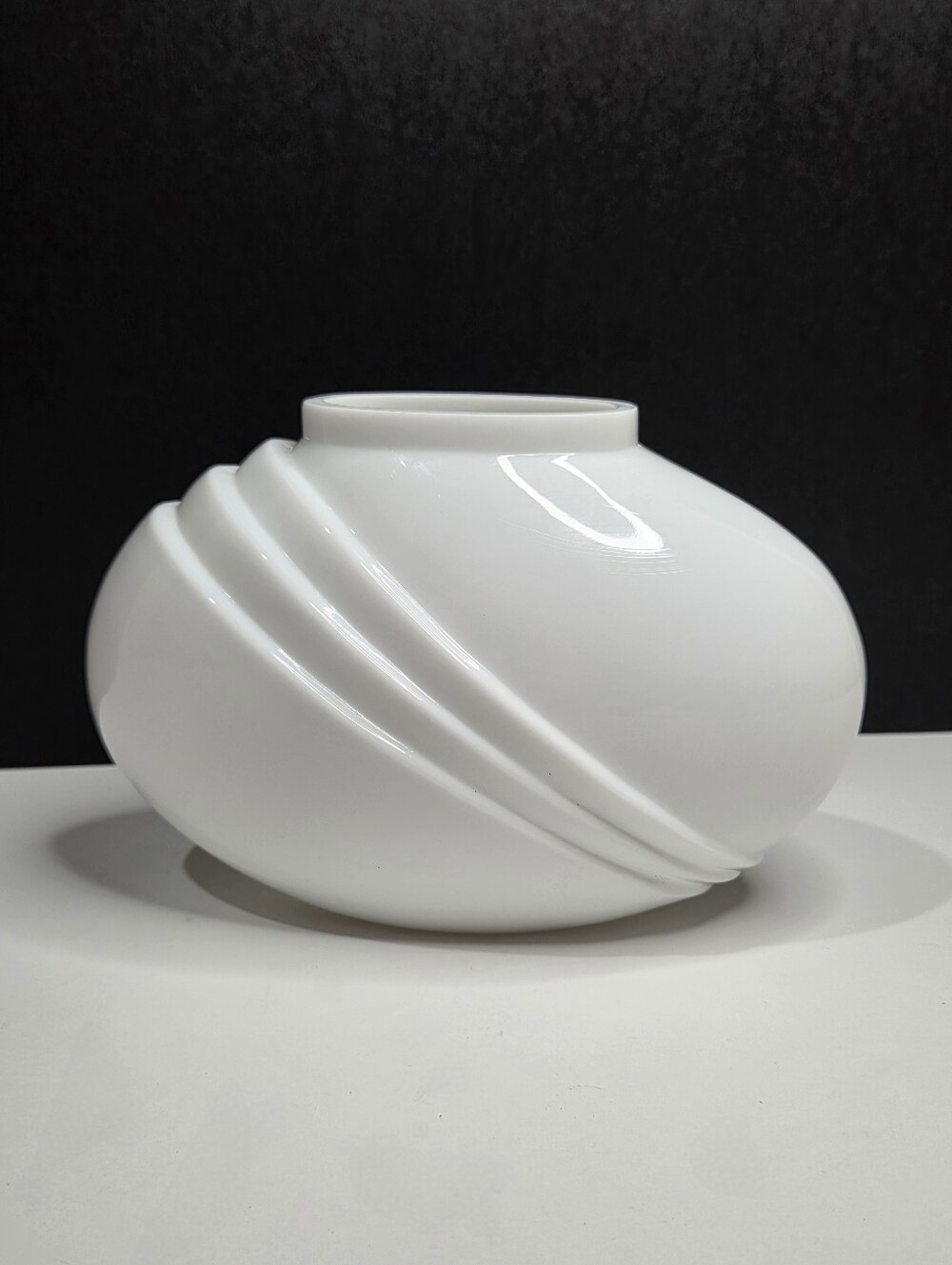 Vintage 1980s White Porcelain Art Deco Waterfall Shell Vase Glossy Miami